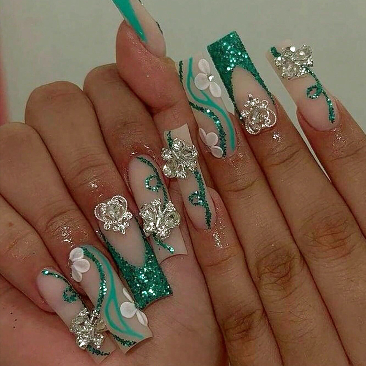 Nail Art Aesthetic - ネイル、バレリーナの偽のネイル、ネイルの光沢のある接着剤、緑のフレンチチップ、アクリルネイル、キラキラ、光沢のある予備のネイル