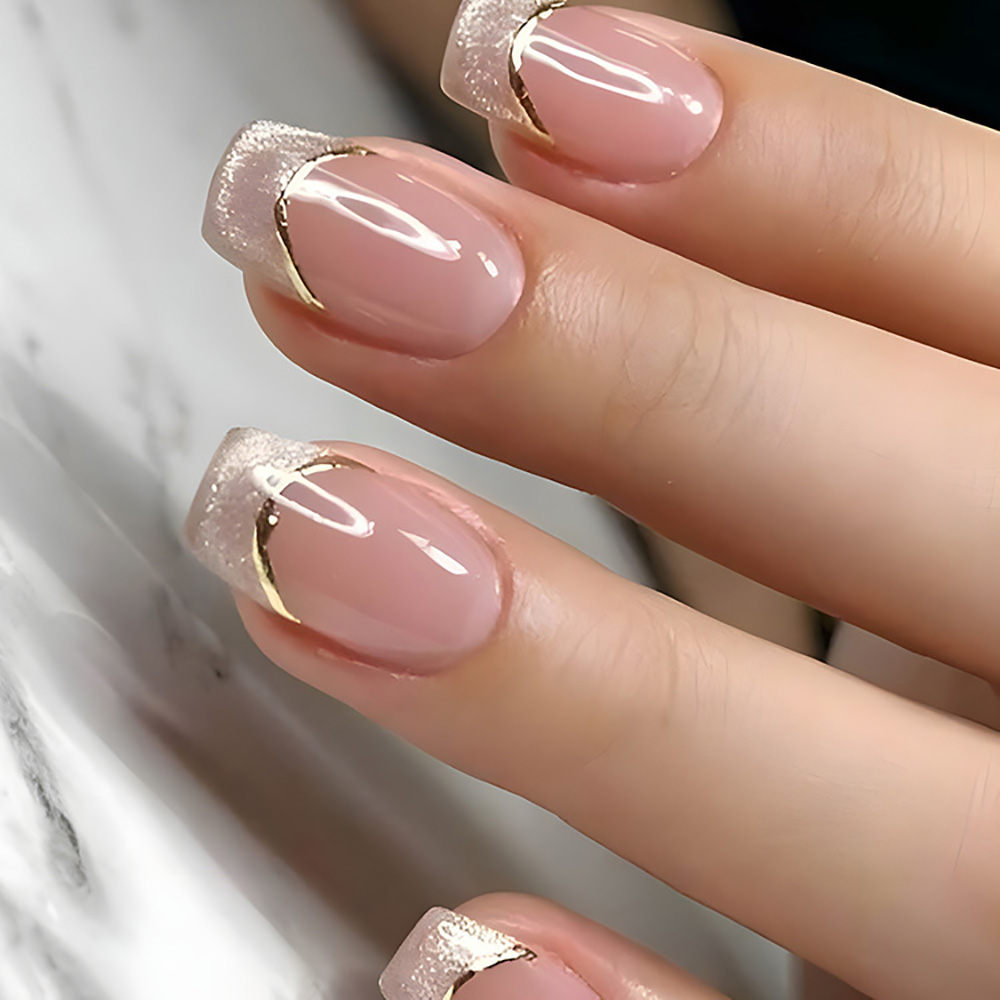 Nail Art Aesthetic - 女性用ミディアムロングフェイクネイル、グラデーションヌードブラウン、ゴールデンストリップス、バタフライデザイン、フルカバー、プレスオン式つけ爪