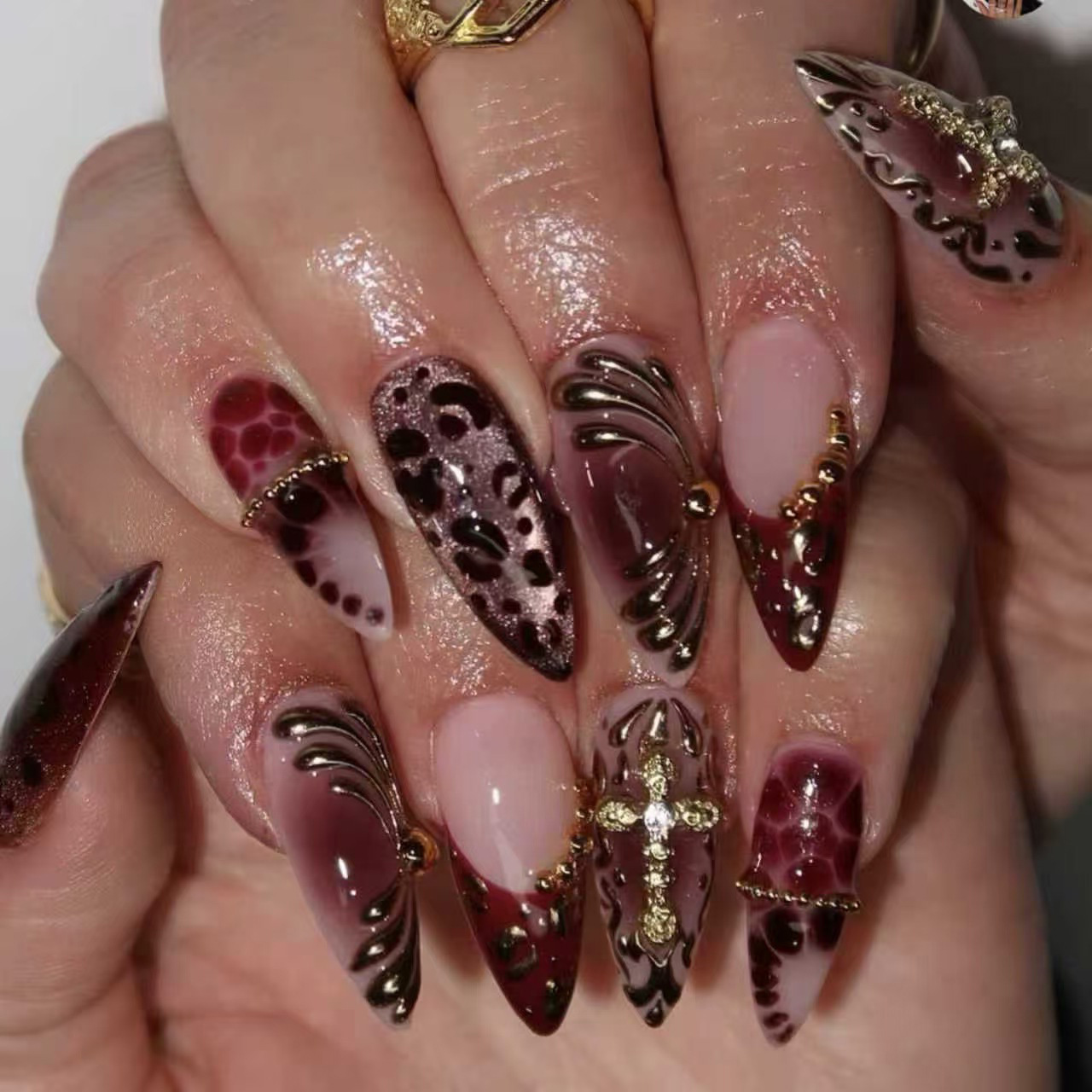 Nail Art Design - 女性用ミディアムサイズのフェイクネイル、グラデーションコーヒーブラウン、3Dエンボス加工の花柄またはレオパードクロス、ラインストーン付き、フルカバープレスオンネイル