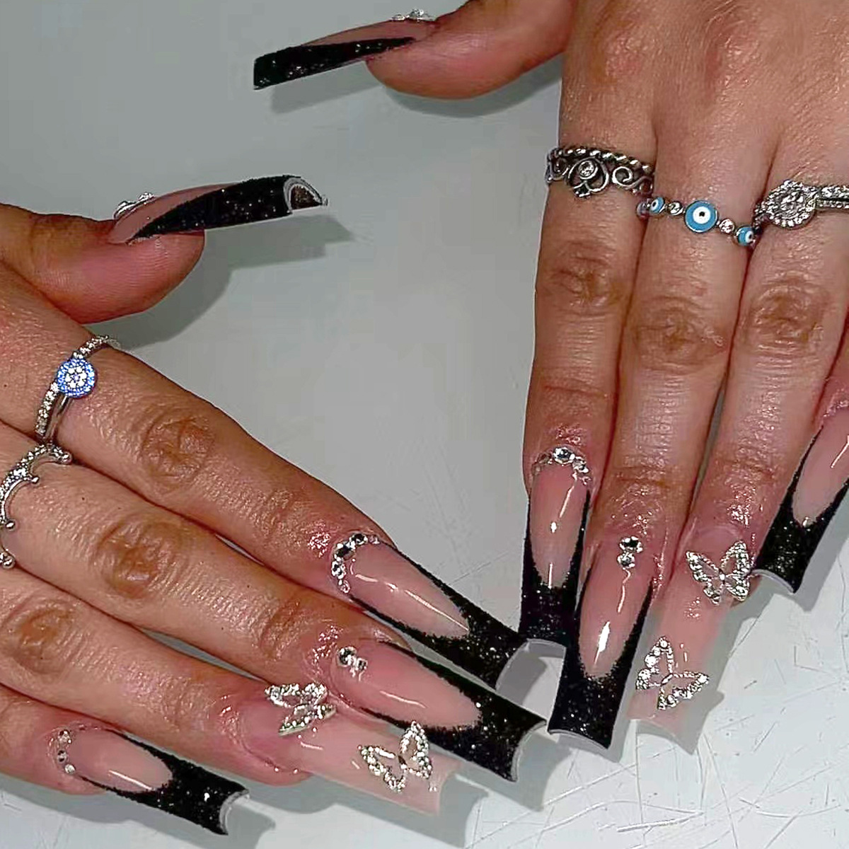 Nail Art Aesthetic - 24個入り ブラック フレンチ フェイクネイルセット 蝶 ラインストーンデザイン