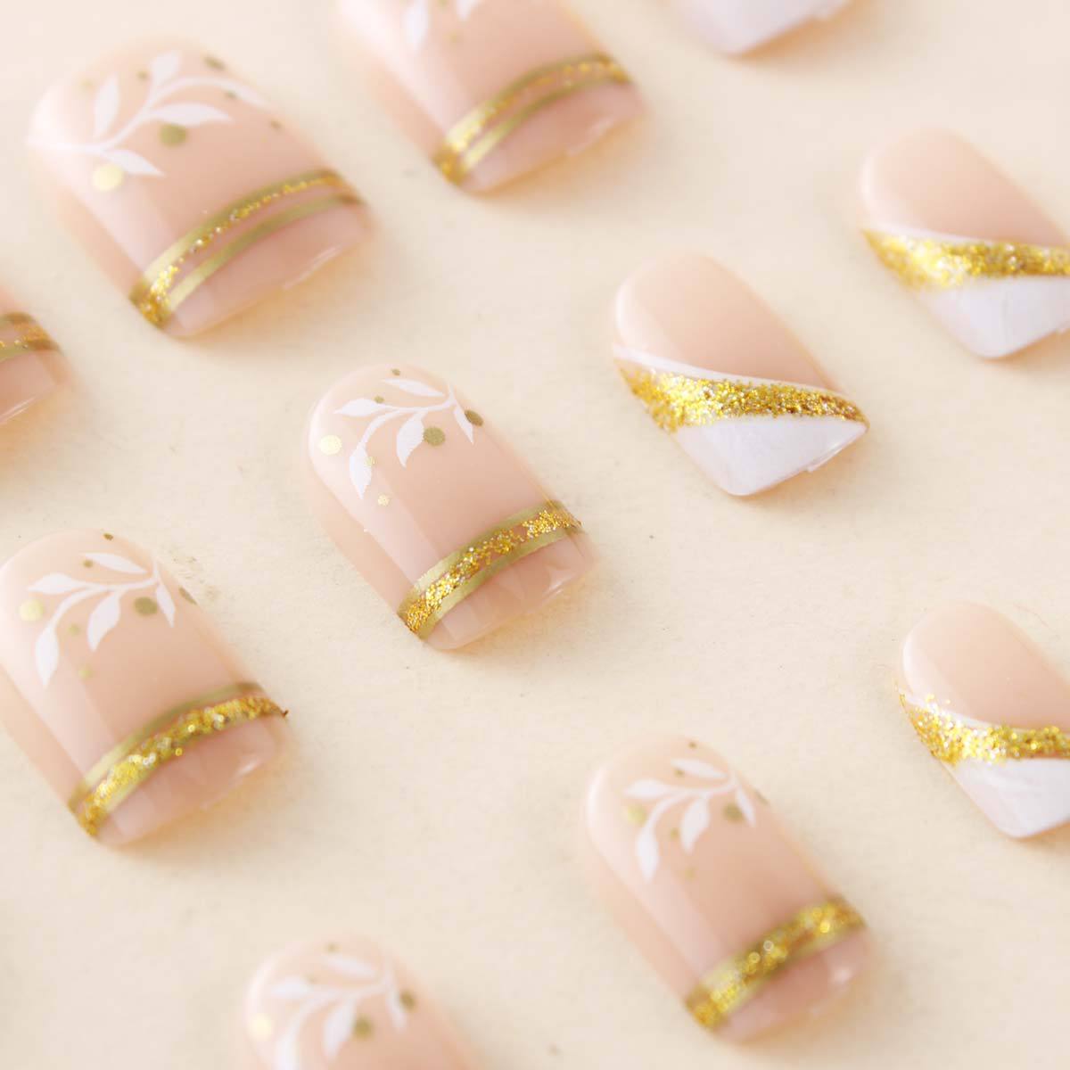 ヌードショートスクエアプレスオンネイルホワイトリーフプリント - Nail Art Aesthetic のレビューと価格