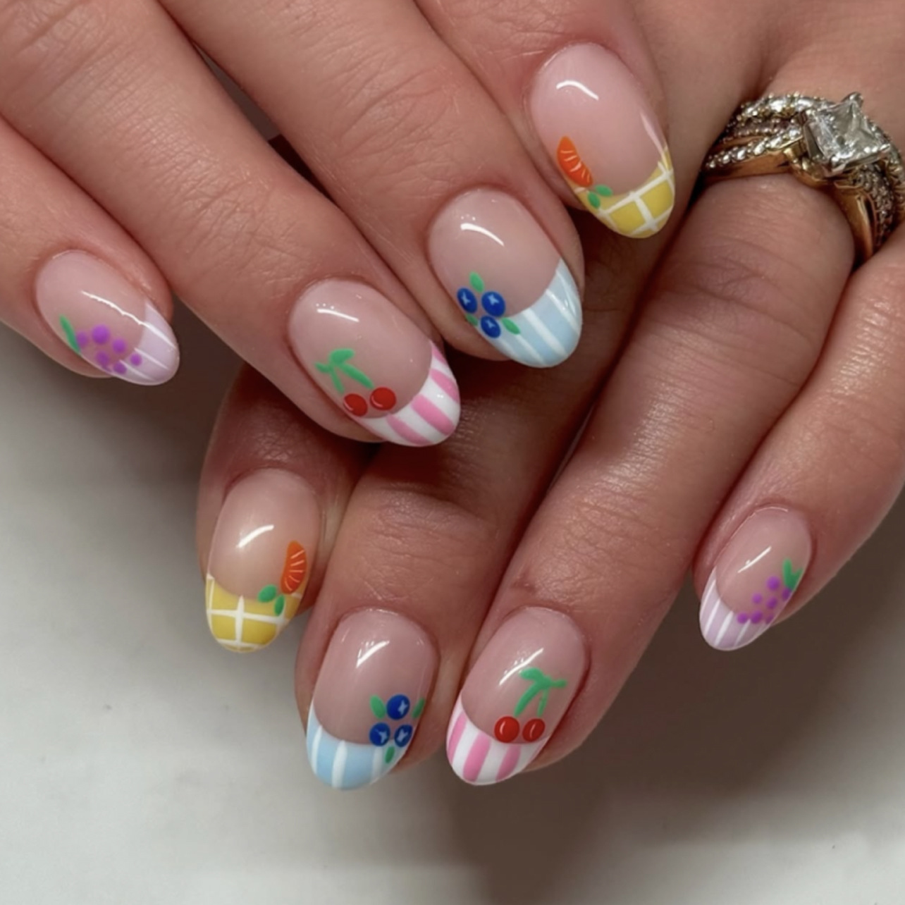24 個シンプルなアーモンドネイルのヒント新鮮なカラフルなフ - Nail Art Aesthetic のレビューと価格