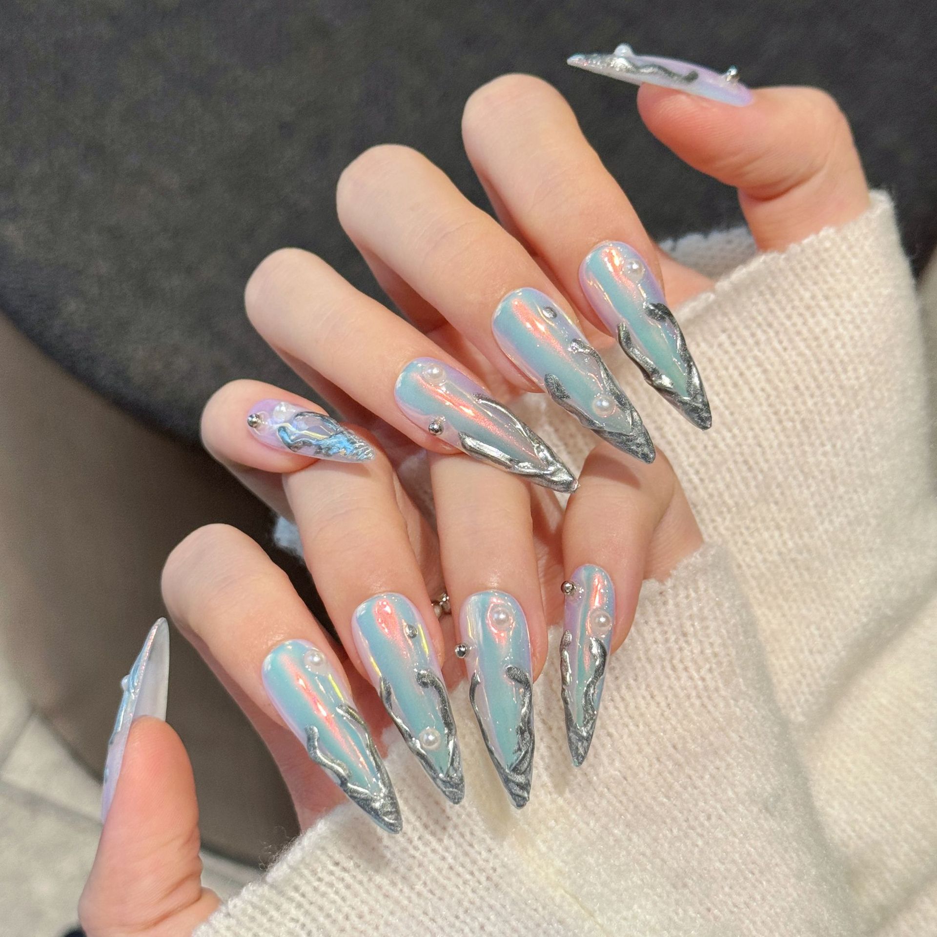 10個入り シルバーオーロラ ロングスティレット フェイクネ - Nail Art Aesthetic のレビューと価格