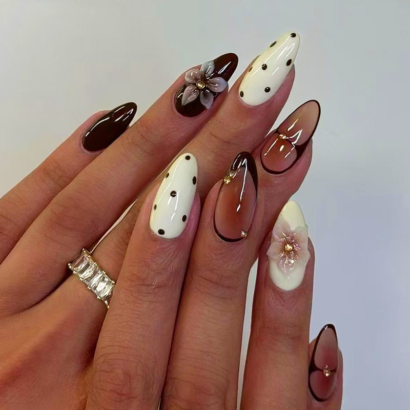 24枚入り完成品アーモンド型プレスオンネイルアート、再利用可 - Nail Art Aesthetic のレビューと価格
