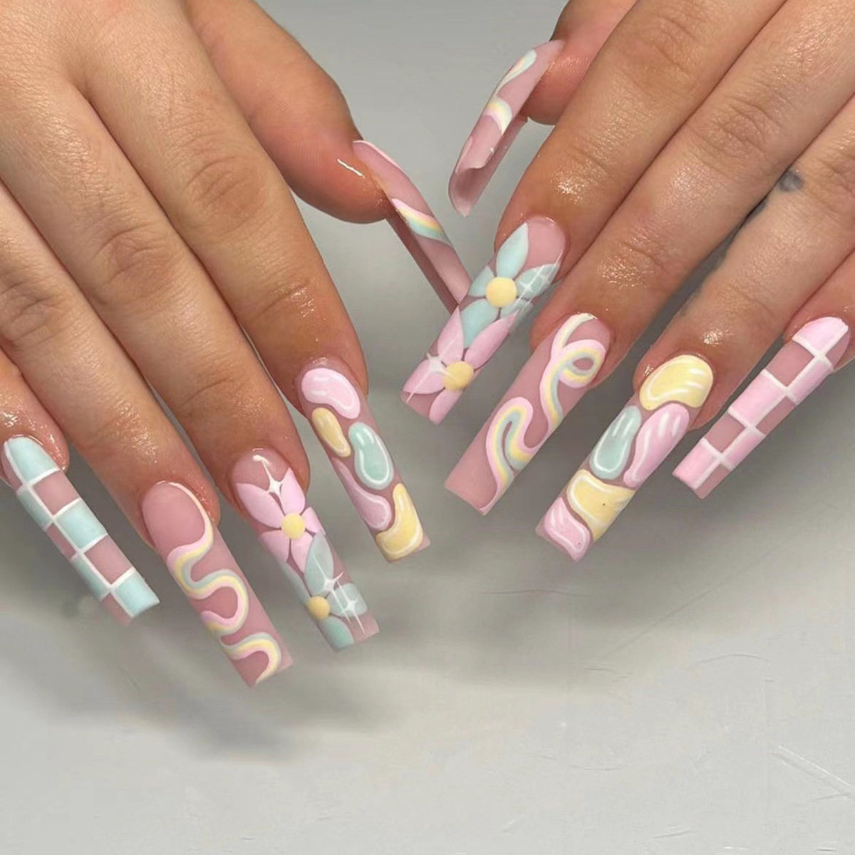 24個入り ブラック フレンチ フェイクネイルセット 蝶 ラ - Nail Art Aesthetic のレビューと価格