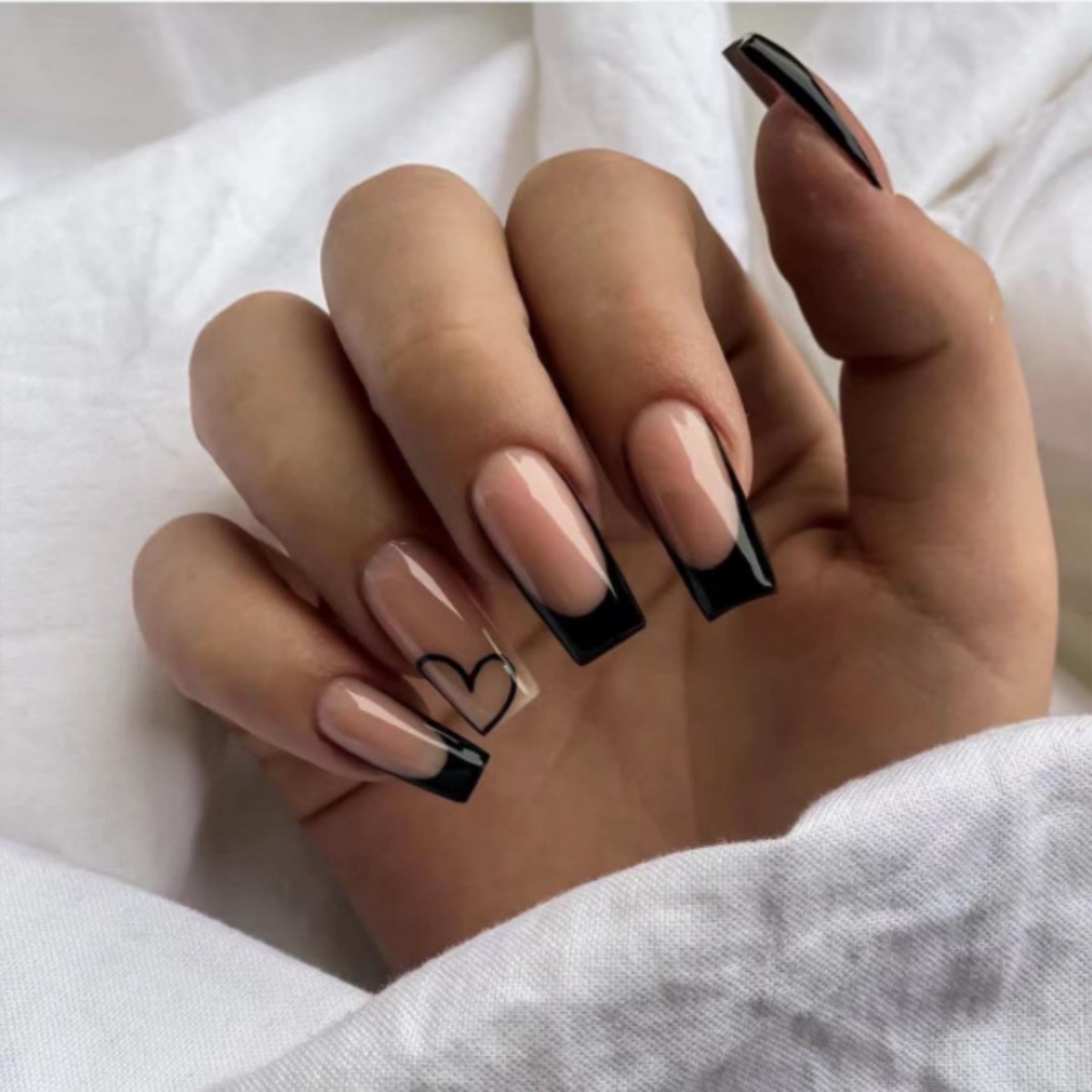 24個入り ブラック フレンチ フェイクネイルセット 蝶 ラ - Nail Art Aesthetic のレビューと価格