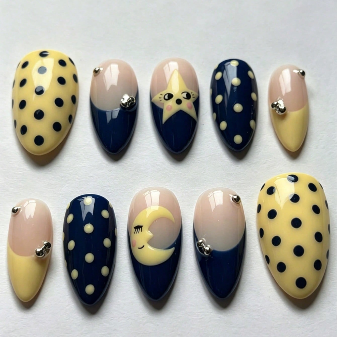 10個入り バイラル カワイイ 星月水玉模様のプレスオンネイ - Nail Art Maroon のレビューと価格